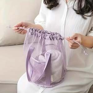 Sac de plage pliable ultra-léger en maille ajourée avec cordon de serrage et poche - Product Image 1