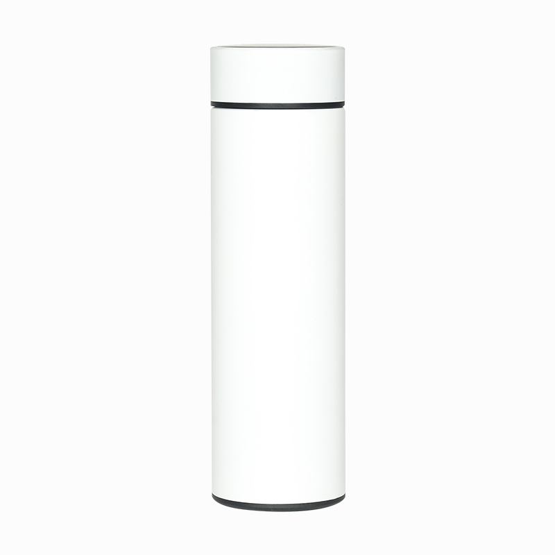 Botellas de agua blancas brillantes