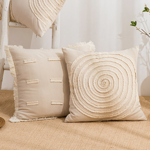 Housse de coussin décorative beige 30x50cm en coton et lin avec pompons pour salon, insert non inclus - Product Image 3