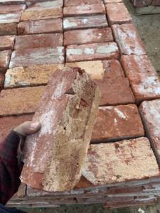 Ladrillos de arcilla roja con textura natural Ladrillos refractarios finos sinterizados para varios proyectos de construcción Porosidad sólida - Product Image 3