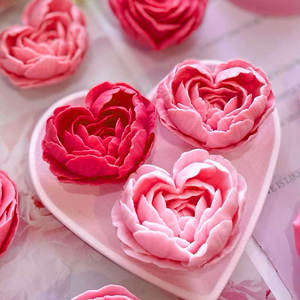 Moule en silicone 3D en forme de cœur de rose pour bougies et savons - Design floral romantique en dentelle pour cadeaux de la Saint-Valentin, faveurs de mariage et résine - Product Image 1