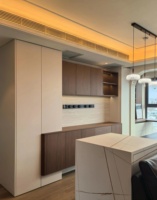 Meuble bar sur mesure, avec porte-verres, tiroirs et base flottante, et éclairage LED dissimulé