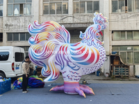 Poulet gonflable géant coloré coq gonflable d'éclairage pour la publicité de l'événement Pride Parade