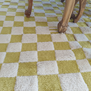 À la mode 2025 gros tapis en laine marocaine taille personnalisée conception de grille à carreaux jaune et blanc pour l'espace de salon extérieur - Product Image 1