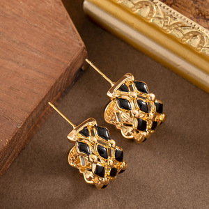 <span class=keywords><strong>Pendientes</strong></span> <span class=keywords><strong>de</strong></span> moda con esmalte, diseño hueco en forma <span class=keywords><strong>de</strong></span> C, <span class=keywords><strong>pendientes</strong></span> <span class=keywords><strong>de</strong></span> tuerca con letras, <span class=keywords><strong>pendientes</strong></span> <span class=keywords><strong>de</strong></span> alta gama para mujer, joyería fina - Product Image 3