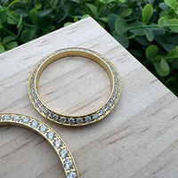 Supporte la création sur mesure de montures de luxe en or pur, platine et or rose, avec des montures en or pur 24 carats et diamants de laboratoire.