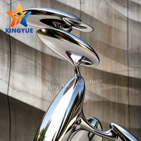 Sculpture moderne abstraite haut de gamme en acier inoxydable plaqué argent poli, grande statue décorative d'intérieur/extérieur en vente