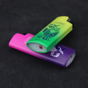 Encendedor de cigarrillos de gas butano con logo grabado degradado de carcasa de metal Clippe español - Product Image 4