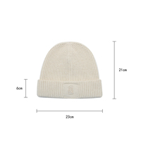 Bonnet en tricot côtelé blanc crème pour femme avec logo brodé, doux et chaud, idéal pour l'hiver et le quotidien