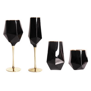 Conjunto de Taças de Vinho Geométricas Luxuosas em Preto com Pé Dourado em Forma de Diamante para Casamento e Festas - Product Image 3
