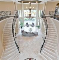 Escalier en colimaçon intérieur en bois d'acier de luxe haut de gamme avec éclairage LED garde-corps en verre de conception de villa moderne pour une utilisation en appartement