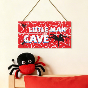 En gros Plaque murale en bois pour décoration de chambre d'enfants et de garçons, motif 'Little Man Cave' avec toile d'araignée rouge et araignée noire - Product Image 1