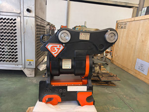 Attache rapide hydraulique inclinable GJEM GJTH5000-S45, rotation à 180 degrés pour excavatrices de 5 à 12 tonnes, 210 kg - Product Image 1
