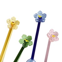 Nouvelle cuillère à café et à lait à long manche en verre coloré en forme de fleur tridimensionnelle 2026, design moderne et minimaliste M Ln