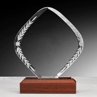 Meilleure vente Verre en bois Prix Artisanat Personnalisé Sculpté Gravure Lettres Cristal Verre Trophée Plaque Avec Base En Bois