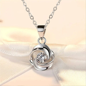 Collier pendentif trèfle rotatif pour femme, collier minimaliste avec breloque cœur, bijoux tendance, cadeau pour usage quotidien - Product Image 3