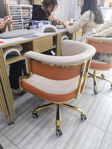 Sillón de Comedor Moderno, Simple y de Lujo para Salón de Uñas, Tapizado en Cuero con Detalles Metálicos Dorados, con Ruedas, en Venta - Product Image 3
