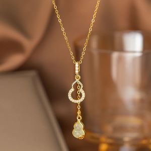 Collier en Acier Inoxydable Plaqué Or 18 carats Anti-ternissement avec Zircon, Calcédoine et Pendentif Gourde Entièrement Sertie de Diamants - Product Image 5
