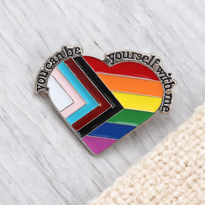 Broche Arc-en-ciel Allié LGBTQ avec Rayures Colorées - L'Amour N'a Pas de Définition - Brille de Tant Qu'Il Te Plaît d'être Ton Vrai Moi - Parfaite pour un Usage Quotidien - Product Image 3