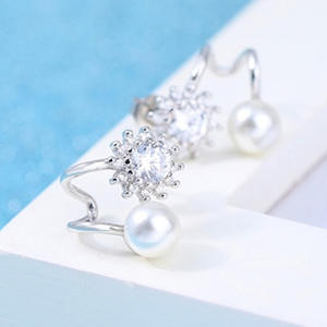 Orecchini a polsino in oro bianco con perle e fiocchi di neve in diamanti, gioielli classici da donna in argento 925 per l'uso quotidiano - Product Image 5