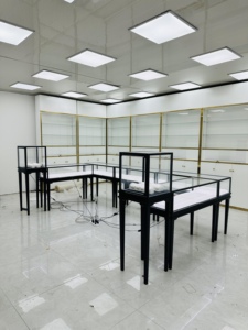 <span class=keywords><strong>Vitrine</strong></span> de bijoux en verre de haute qualité avec un cadre en fer noir élégant idéal pour un usage commercial Pieds amovibles pour la portabilité - Product Image 5