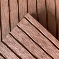 Planche de terrasse WPC à trous ronds pour extérieur, système à rainures et languettes Pucao, design moderne et minimaliste, matériau composite bois-plastique