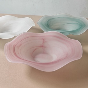 <span class=keywords><strong>Assiette</strong></span> ronde en <span class=keywords><strong>verre</strong></span> artisanal durable au design contemporain et moderne, motif uni, en stock pour les événements festifs et les mariages - Product Image 3