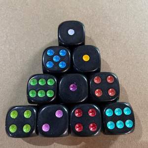 Dés en acrylique noir D6 de 16 mm avec logo personnalisé gravé, coins arrondis, pour les soirées en bar, les jeux de rôle, les jeux de société, fabriqués en plastique durable - Product Image 2
