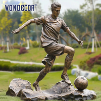 Statue de joueur de football en bronze grandeur nature personnalisable, sculpture en métal coulé pour la décoration de jardin, de parc ou d'extérieur