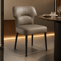 Ensemble de salle à manger, dossier rembourré gris chaud, panneau central plissé, surpiqûres contrastées, pieds coniques noirs pour hôtels, cafés et bars