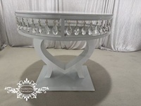 Table de mariage blanche avec cadre en forme de cœur orné de gouttes de cristal et plateau rond en acier inoxydable