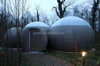 Nouvelle conception de tente de glamping gonflable de luxe pour l'extérieur, 2 chambres, transparente, blanche, en PVC imperméable, avec structure métallique en dôme transparent