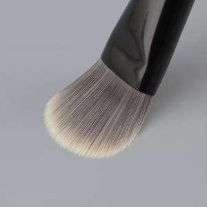 Pinceau de fond de teint à couverture complète, à poils synthétiques denses et plats, avec manche en bois et virole sans couture, vente en gros directe usine - Product Image 2