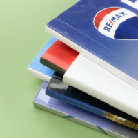 Impression de catalogues de produits personnalisés de haute qualité pour entreprises, sur papier couché, avec reliure piquée à cheval