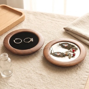 Bandeja redonda de madera de nogal para joyería con inserto blanco y negro para exhibir pendientes y anillos, accesorios de fotografía - Product Image 1