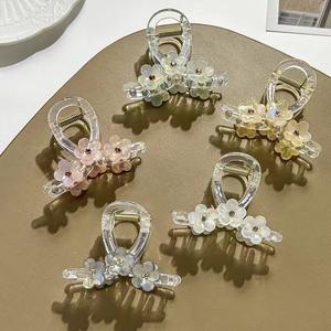 กิ๊บติดผมอะคริลิคประดับเพชรหรูหรา ดีไซน์ลายดอกไม้ กันลื่น ขนาดกลาง สำหรับผมบาง เหมาะสำหรับงานแต่งงานและใช้ในชีวิตประจำวัน - Product Image 1