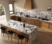 Mobili da Cucina su Misura con Ante in Legno Massello e Installazione a Parete, Realizzati su Ordinazione per Progetti Residenziali