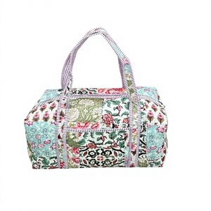 Sac de voyage matelassé en coton fait main, grand sac de week-end avec motif imprimé en bloc, bagage à main pour femme - Product Image 1