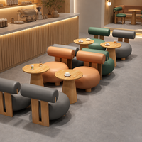 Ensemble de fauteuils et table de café, fauteuil rembourré, table sur piétement conique, banc à panneaux pour salle à manger, cour de café et bistrot loft