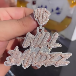 Colgante personalizado de diamantes de moissanita con escritura de nombre personalizado de Plata de Ley 925 sólida - Product Image 1