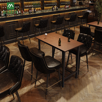 Ensemble de tables et chaises de bar commercial en gros pour restaurant, tabourets de bar rembourrés noirs, plateau en bois, structure métallique durable pour café