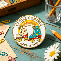 Promotion : Pin's en émail rond en métal, motif patin à roulettes et chaussure de dessin animé arc-en-ciel, vente en gros, souvenir de club de patinage, cadeau, pin's de revers personnalisés