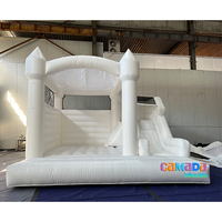 Château gonflable commercial blanc à louer pour fêtes, avec toboggan, toit et crochets pour suspendre des ballons