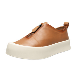 Chaussures à enfiler en cuir lisse beige, style skate à plateforme épaisse, avec fermeture éclair avant, languette de traction au talon, bout rond et semelle en caoutchouc blanc antidérapante - Product Image 5