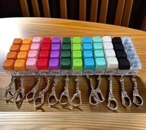 Porte-clés Fidget LED avec impression UV personnalisé<span class=keywords><strong>e</strong></span>, design de touches de clavier Anime, jouet anti-stress à clic pour clavier - Product Image 5