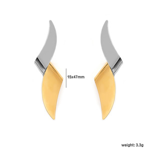 Boucles d'oreilles clous en acier inoxydable 18 carats, design goutte d'eau géométrique, bijoux de mode haut de gamme pour femmes, clips d'oreille élégants - Product Image 3