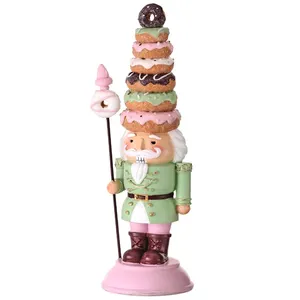 Benutzer definierte Weihnachts dekor Statue Harz Donut Croquem bouche Figur Poly resin Donut Hut Personal Süßigkeiten Soldat Figur Nussknacker