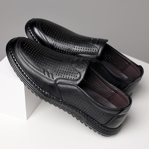 รองเท้าโลฟเฟอร์แบบสวมผู้ชาย น้ำหนักเบา ระบายอากาศได้ดี รองเท้าหนังลำลองสำหรับฤดูร้อน รองเท้าขับรถสีดำ พื้นนุ่ม สไตล์วัยกลางคน - Product Image 3