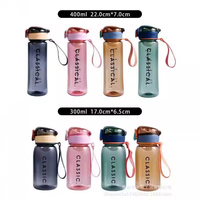 Gourde tendance en plastique avec couvercle pop-up, grande capacité, isotherme, portable, pour étudiants, activités de plein air, sport, camping, personnalisable, compatible eau bouillante
