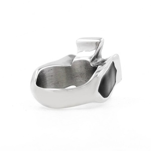 แหวนแต่งงานสไตล์พังก์สำหรับผู้ชาย วัสดุสแตนเลสชุบไทเทเนียม ลายกางเขนแบบวินเทจ สำหรับนักขี่มอเตอร์ไซค์ ขายส่งจากโรงงาน - Product Image 5